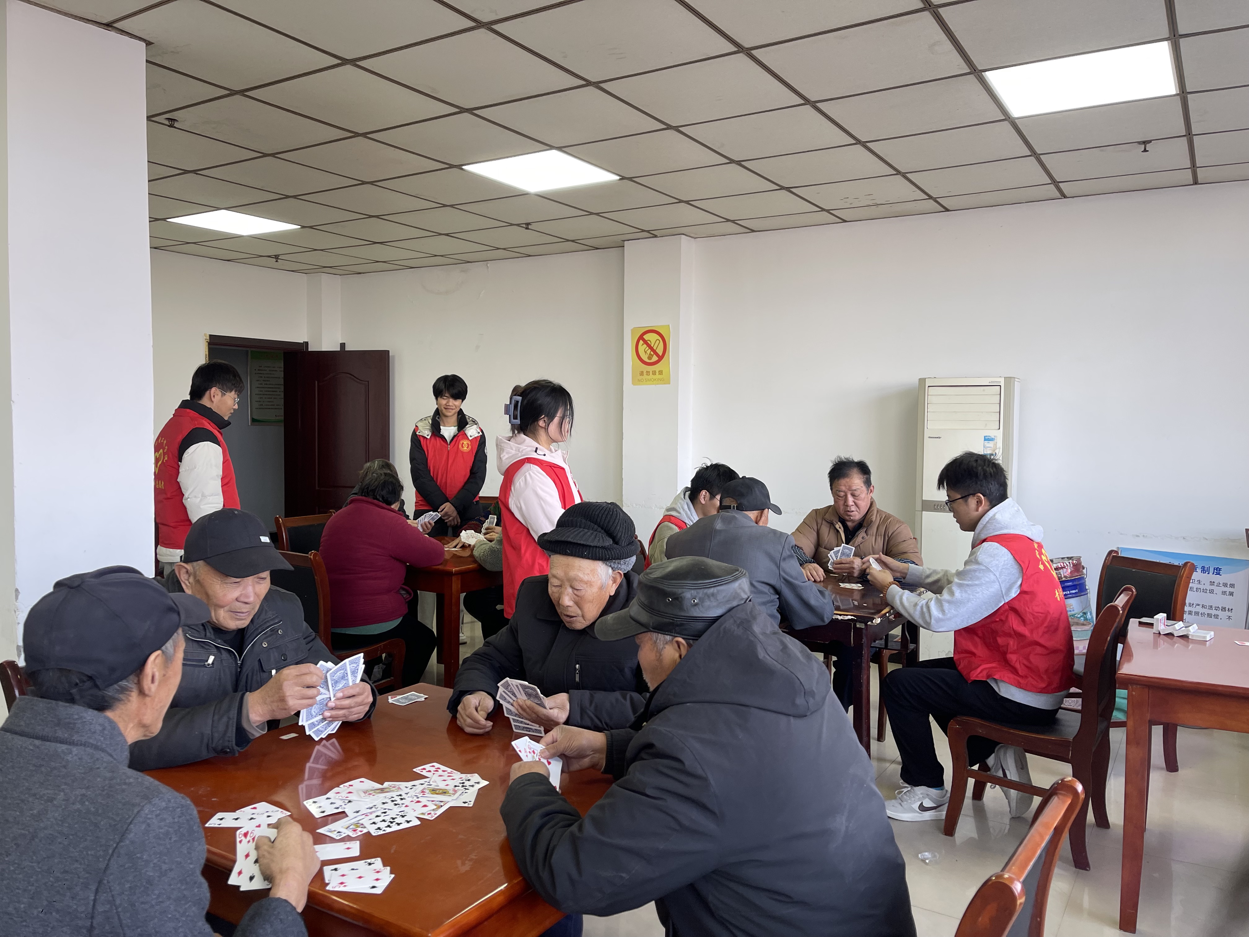 球员们参加社区义工活动，关爱弱势群体